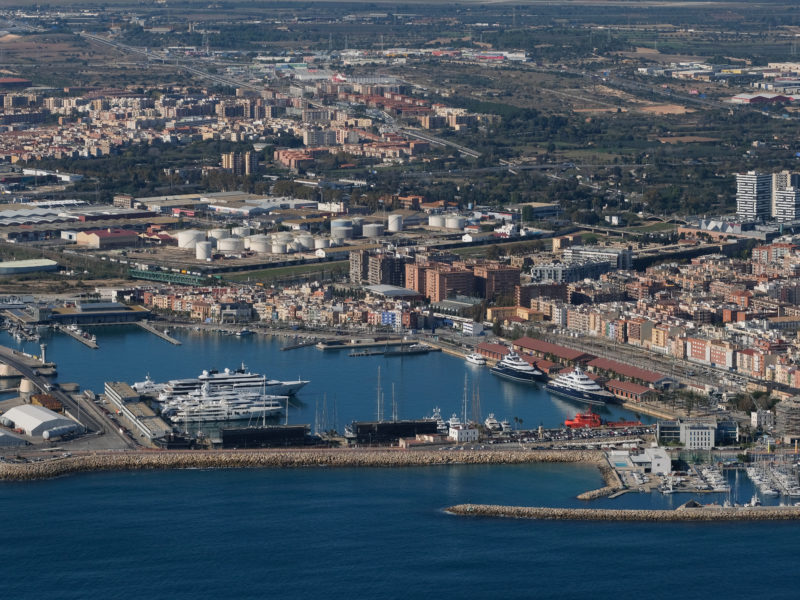 Vista port amb barris ponent de fons