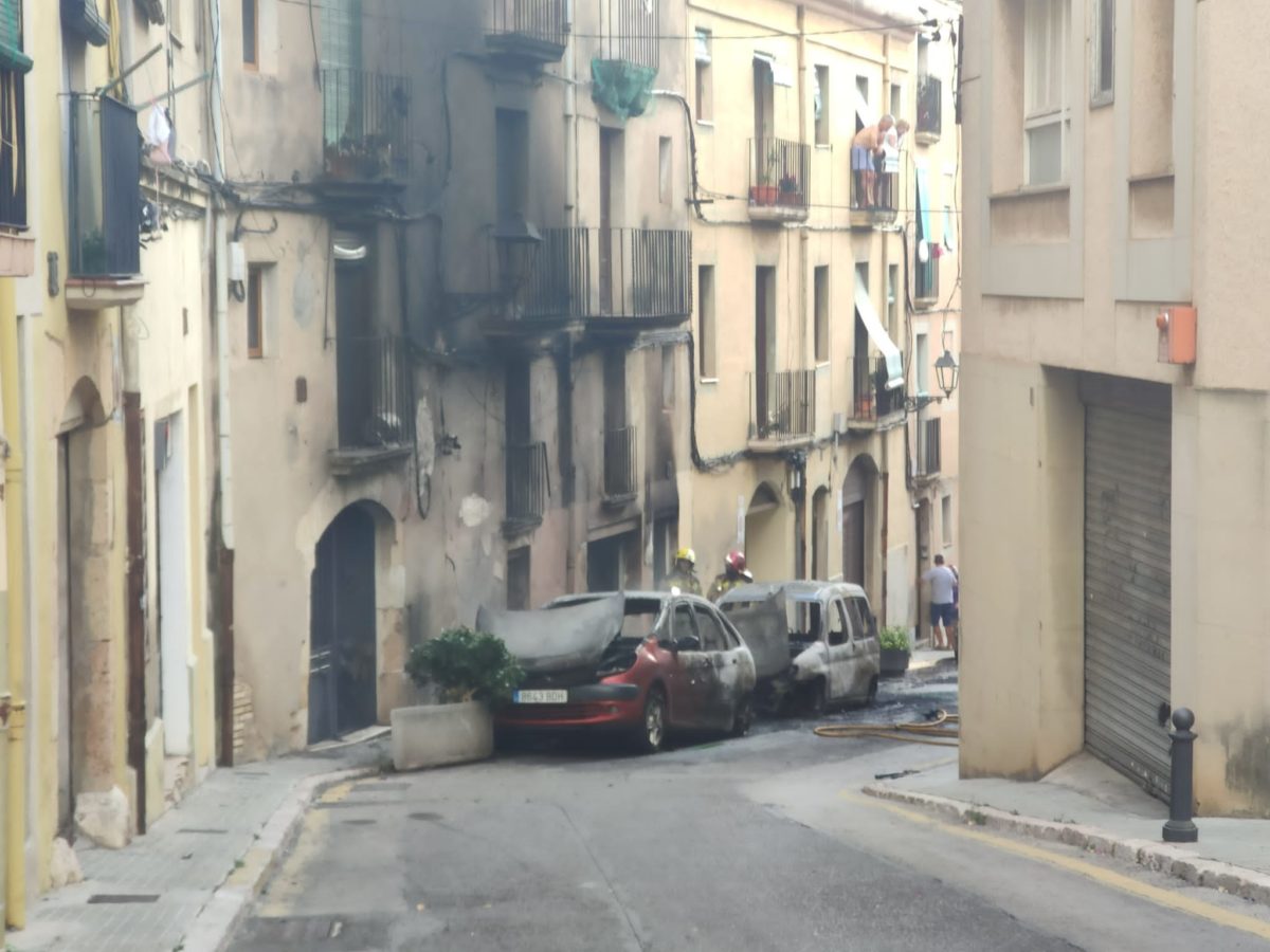 El foc ha començat en un primer vehicle aparcat al carrer Puig d'en Sitges, de pujada cap al Rectorat de la Universitat Rovira i Virgili (URV), per causes que encara es desconeixen.