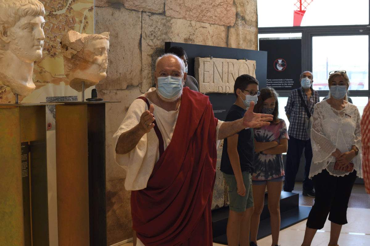 Tiberius protagonitza la visita teatralitzada.