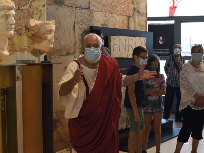 Tiberius protagonitza la visita teatralitzada.