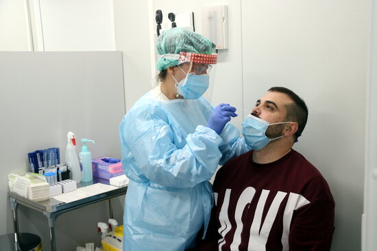 Una infermera fent un test d'antigen. Foto: ACN.