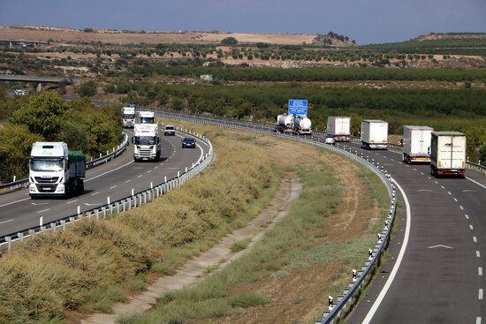 Cotxes i camions circulant per l'autopista