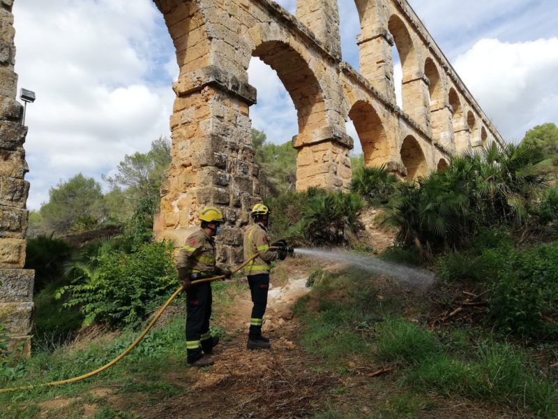 Els Bombers han creat la zona de seguretat al Pont del Diable.