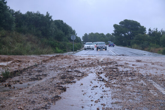 L'N-340 entre Sant Carles de la Ràpita i Alcanar, amb fang i aigua a la calçada a causa dels aiguats. Foto: ACN.