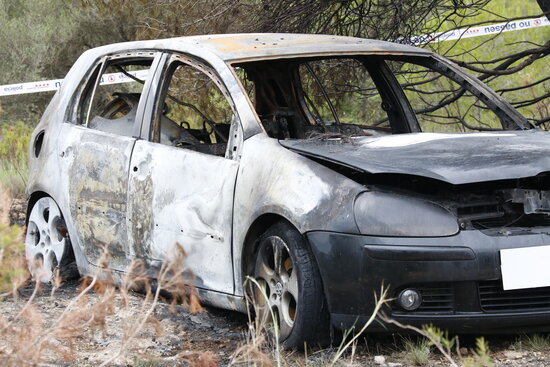 Primer pla del vehicle calcinat on es va localitzar una persona morta en un camí rural a tocar de la C-51, al terme del Vendrell.