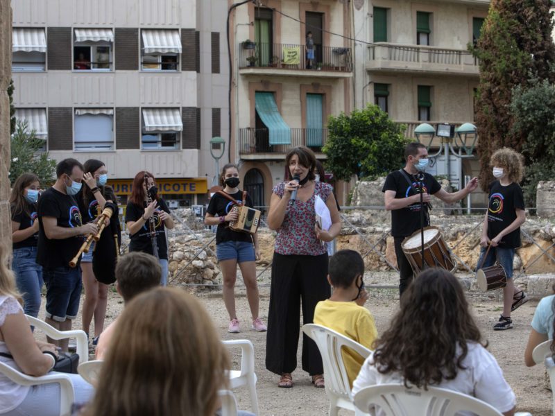 La sessió inaugural, conduïda per la periodista Núria Cartañà, s’ha iniciat amb l’actuació de l’Aula d’Instruments Tradicionals de l’Escola Municipal de Música. Foto: Manel R.Granell.