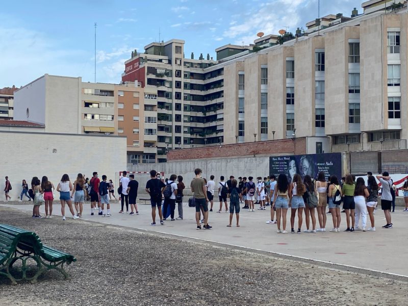 Alumnes fent cua per accedir a la sessió de benvinguda, aquest dilluns, al Martí i Franquès.