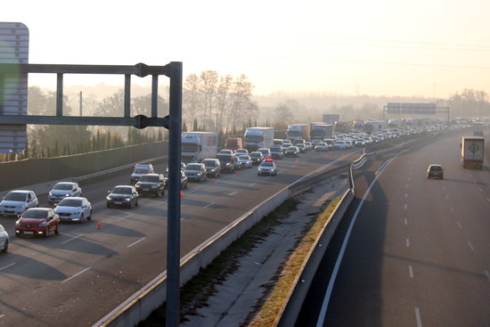 Cues de vehicles a l'AP-7. Foto: ACN.