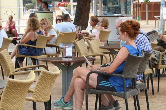 Unes persones en una terrassa