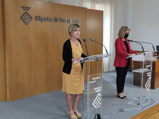 La presidenta de la Diputació de Tarragona, Noemí Llauradó, i la vicepresidenta segona i presidenta del Patronat de Turisme, Meritxell Roigé. Foto: ACN.