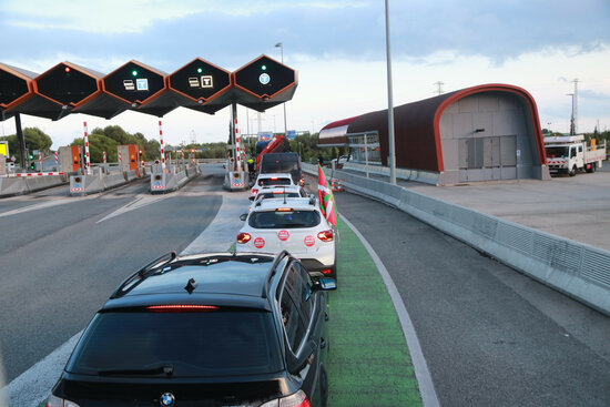 Pla general de la marxa lenta de celebració per l'alliberament de les autopistes. Foto: ACN.