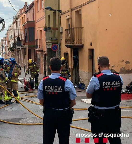 Els cossos de seguretat supervisant l'habitatge on s'ha declarat l'incendi.