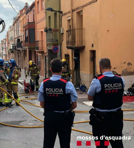 Els cossos de seguretat supervisant l'habitatge on s'ha declarat l'incendi.