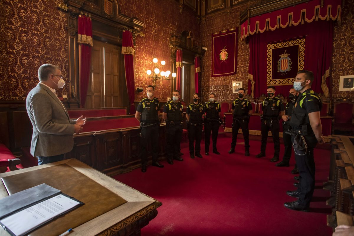 Els agents han pres possessió com a funcionaris de carrera i han estat rebuts per l'alcalde. Foto: Manel R.Granell.