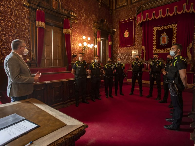 Els agents han pres possessió com a funcionaris de carrera i han estat rebuts per l'alcalde. Foto: Manel R.Granell.