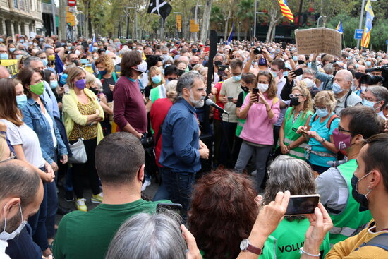 El president d'Òmnium, Jordi Cuixart, parlant a la concentració per rebutjar la detenció de Carles Puigmdemont. Foto: ACN.