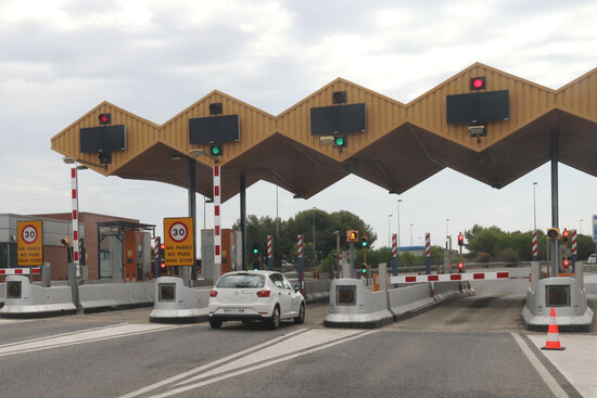 Peatge de l'AP-7 de Torredembarra, ja amb les barreres aixecades.