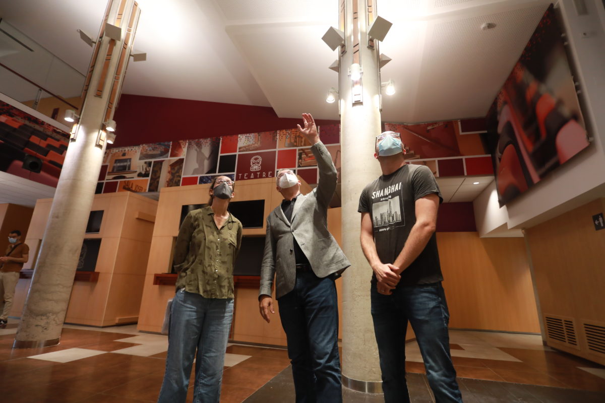 L'alcalde Ricomà, el conseller Hermán Pinedo i l'arquitecta municipal Cristina Rodríguez en la visita al vestíbul del teatre. Foto: Manel R. Granell.