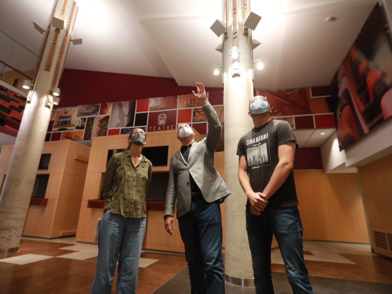 L'alcalde Ricomà, el conseller Hermán Pinedo i l'arquitecta municipal Cristina Rodríguez en la visita al vestíbul del teatre. Foto: Manel R. Granell.