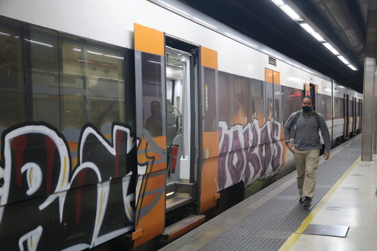 Un passatger de Renfe sortint d'un tren de la companyia a l'andana de l'estació de Sants de Barcelona. Foto: ACN.