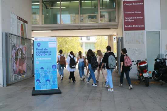 Un cartell informatiu sobre el punt de vacunació sense cita al Campus Catalunya de la Universitat Rovira i Virgili.