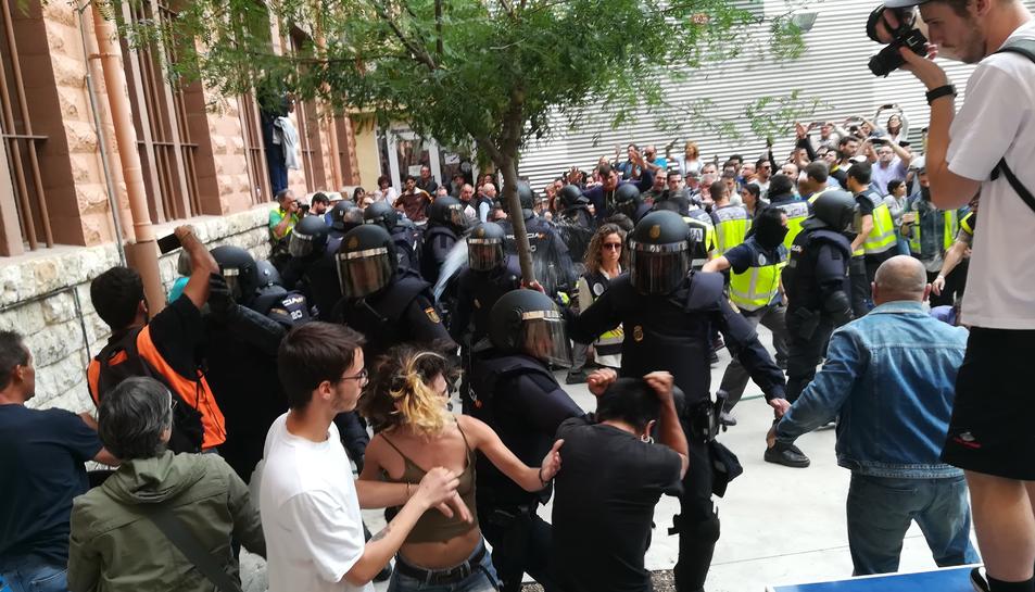 Foto ACN. 1 d'Octubre 2017 a l'Institut Tarragona