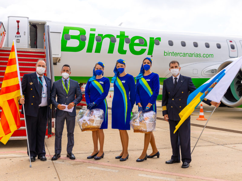 La tripulació de l'aerolínia Binter en el vol inaugural de la nova ruta entre Reus i Gran Canària. Foto: ACN.