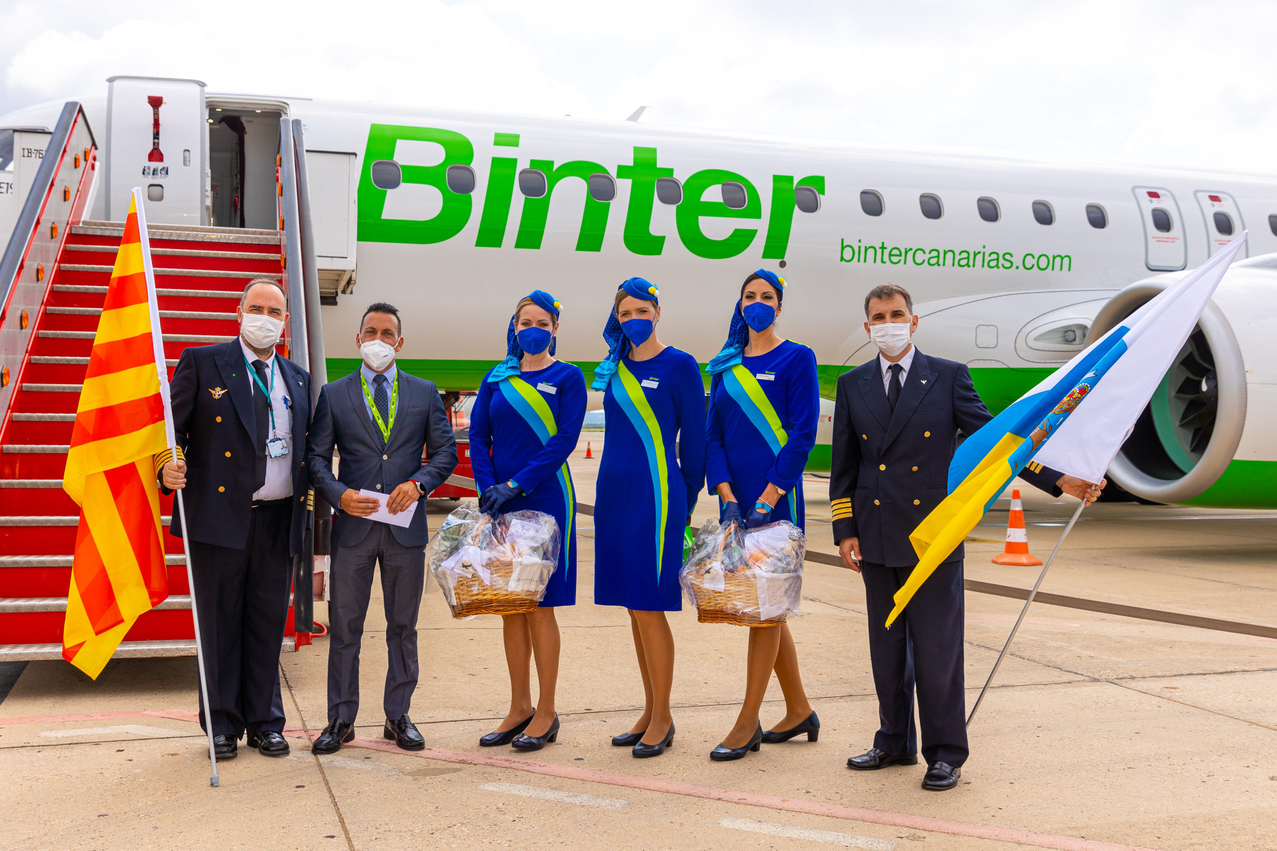 La tripulació de l'aerolínia Binter en el vol inaugural de la nova ruta entre Reus i Gran Canària. Foto: ACN.