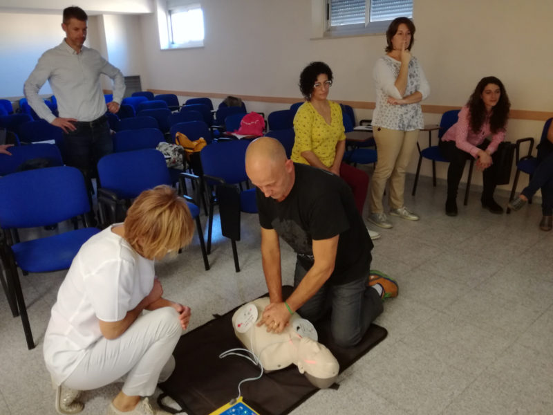 Aturada cardíaca RCP maniobres amb maniquí