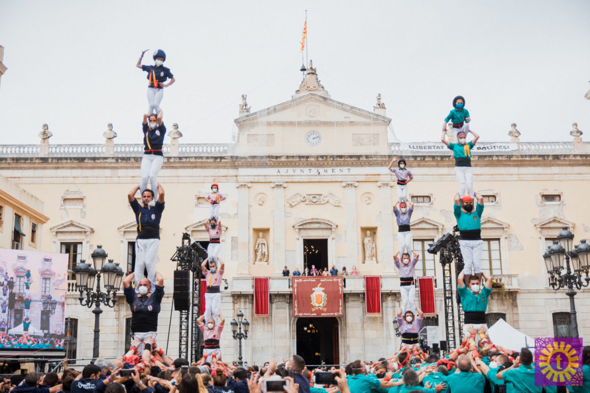 Fotografia de l'acció castellera del passat 23 de setembre a la plaça de la Font. Foto: Marc Colilla.