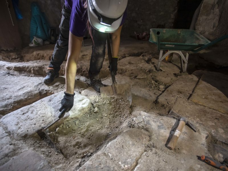 Han començat els treballs d'excavació de la zona del Fòrum Provincial al carrer Civaderia. Foto: Manel R. Granell.