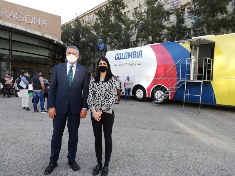 L'alcalde, Pau Ricomà, amb la cònsol general de Colòmbia a Barcelona, Daniela Echevarría.