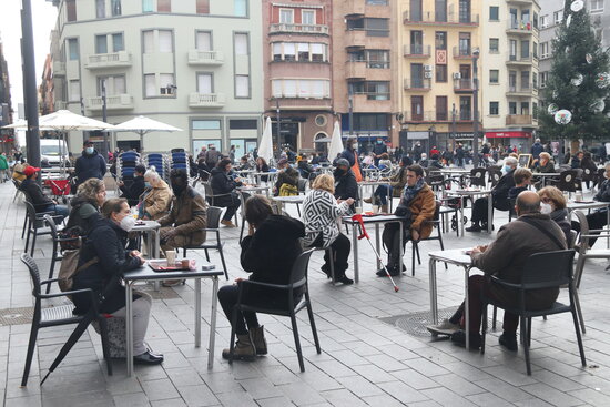 Pla general de la plaça Corsini, amb diverses taules ocupades a la terrassa. Foto: ACN.