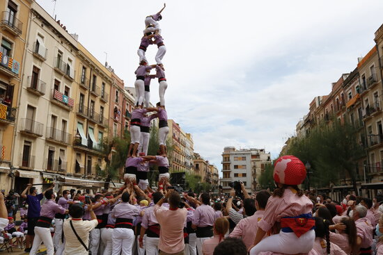 Un 3 de 7 carregat per la Colla Jove de Tarragona, a la plaça de la Font en la represa de la diada de Santa Tecla.