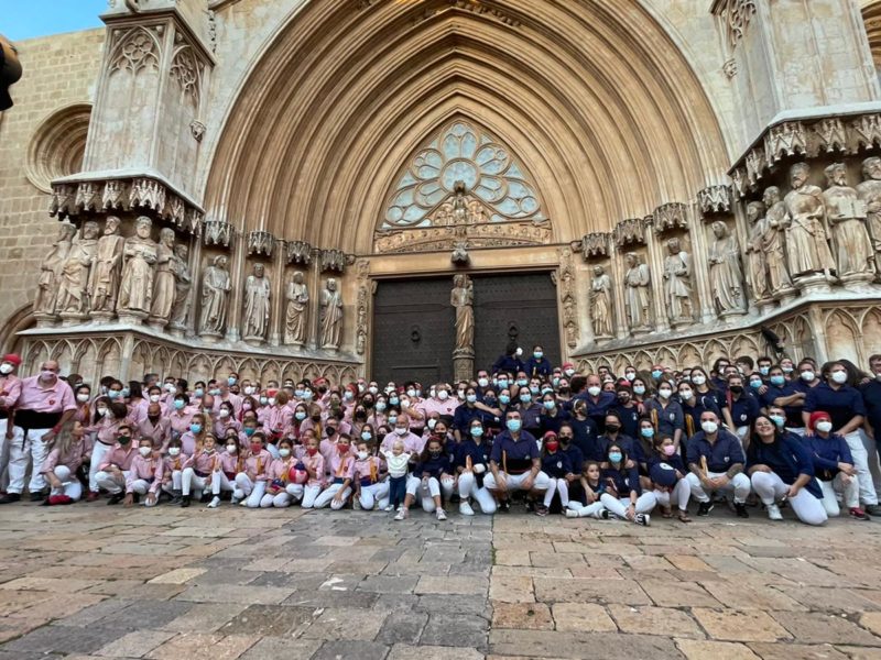 Xiquets de Tarragona i Xiquets del Serrallo després de la diada al Pla de la Seu.