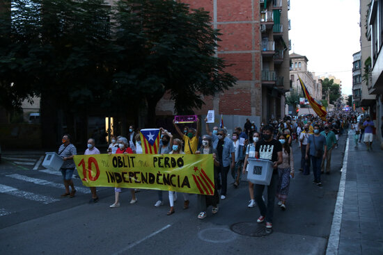 Pla obert de la capçalera de la manifestació de Tarragona amb motiu del quart aniversari de l'1-O, a punt d'arribar a la Imperial Tarraco. Imatge de l'1 d'octubre del 2021.