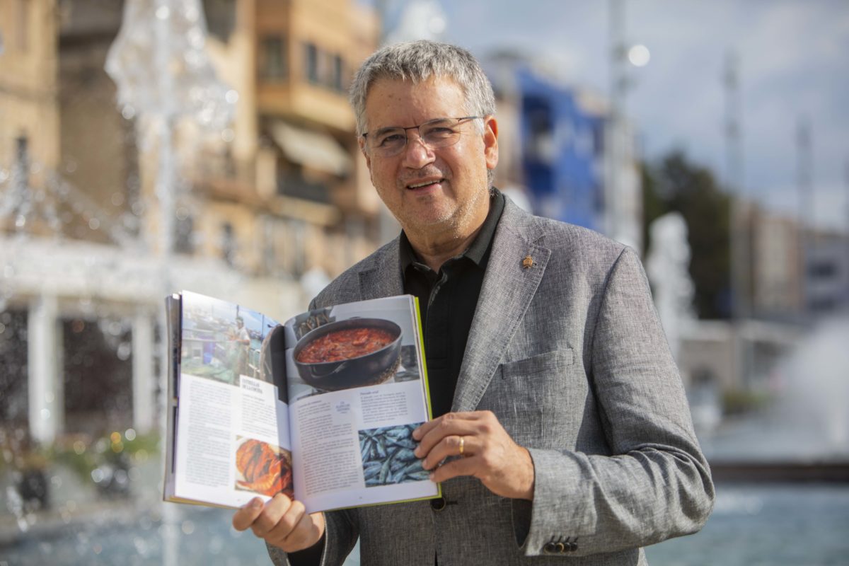 L'alcalde i conseller de Turisme, Pau Ricomà, amb la guia publicada pel Grup de Ciutats Patrimoni. Foto: Manel R. Granell.