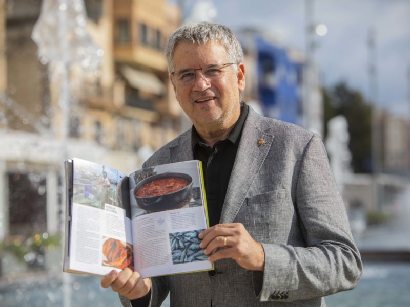 L'alcalde i conseller de Turisme, Pau Ricomà, amb la guia publicada pel Grup de Ciutats Patrimoni. Foto: Manel R. Granell.