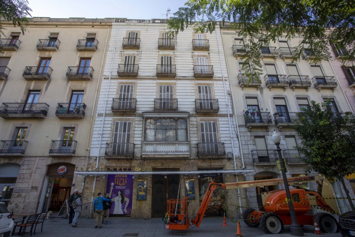 Han començat unes tasques d'arranjament de la façana del Teatre Metropol. Foto: Manel R. Granell.