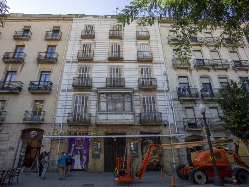 Han començat unes tasques d'arranjament de la façana del Teatre Metropol. Foto: Manel R. Granell.