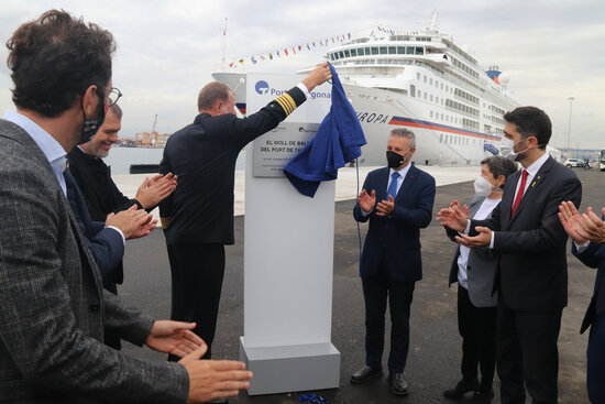 Moment de la descoberta de la placa commemorativa de la inauguració del Moll de Balears del Port de Tarragona. Foto: ACN.