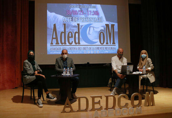 Imatge de l'acte de presentació de l'Associació per la Defensa dels Drets de la Comunitat Musulmana (ADEDCOM) al Centre de Lectura de Reus.