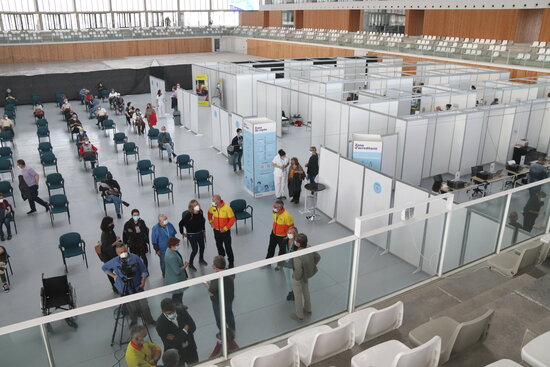 L'interior del punt de vacunació massiva del Palau d'Esports Catalunya de Tarragona. Foto: ACN.