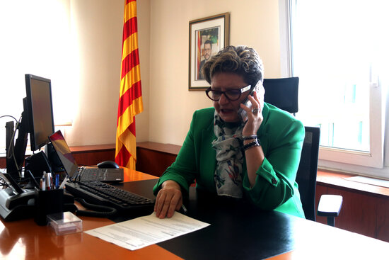 La delegada del Govern, Teresa Pallarès, treballant al seu despatx a la delegació de Tarragona. Foto: ACN.