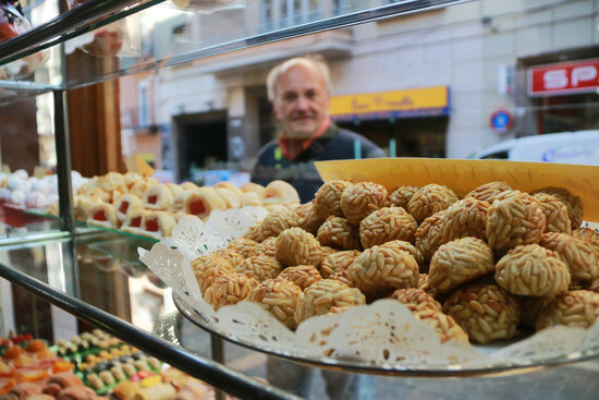 Una safata de panellets de pinyons a l'aparador de la Pastisseria Palau de Tarragona. Foto: ACN.