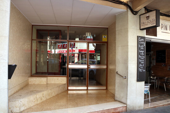 Portal del número 11 del carrer Pin i Soler, on vivia la dona de 91 anys víctima d'homicidi. Foto: ACN.