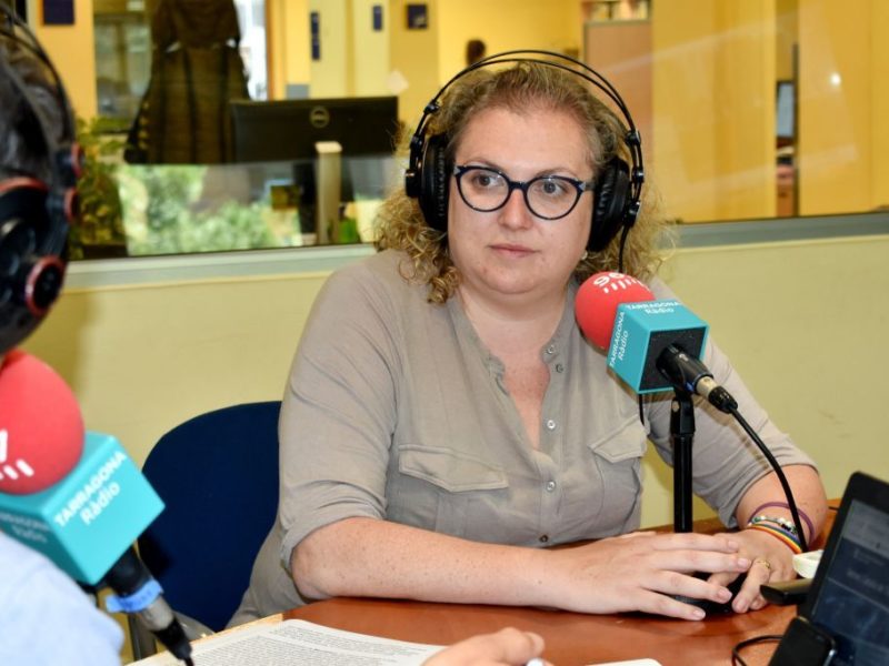 Sandra Ramos, portaveu del PSC, als estudis de Tarragona Ràdio.