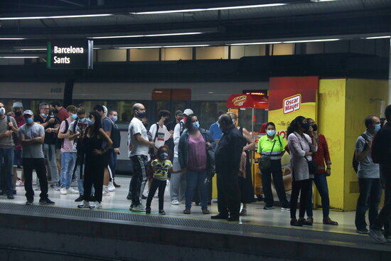 Usuaris de Rodalies esperant el seu tren a l'estació de Sants de Barcelona