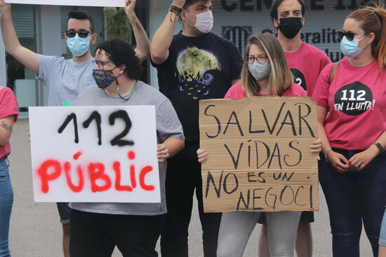 Treballadores del 112 a les portes de l'edifici d'emergències de Reus, durant una jornada de vaga. Foto: ACN.