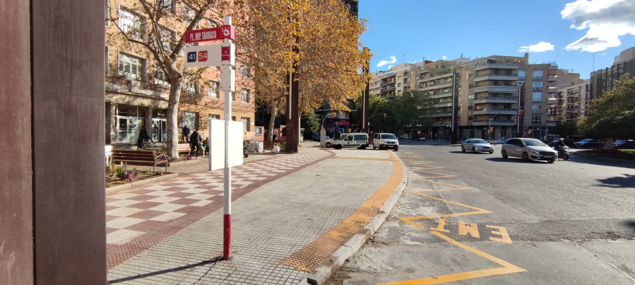 Nova parada d'autobús a la plaça Imperial